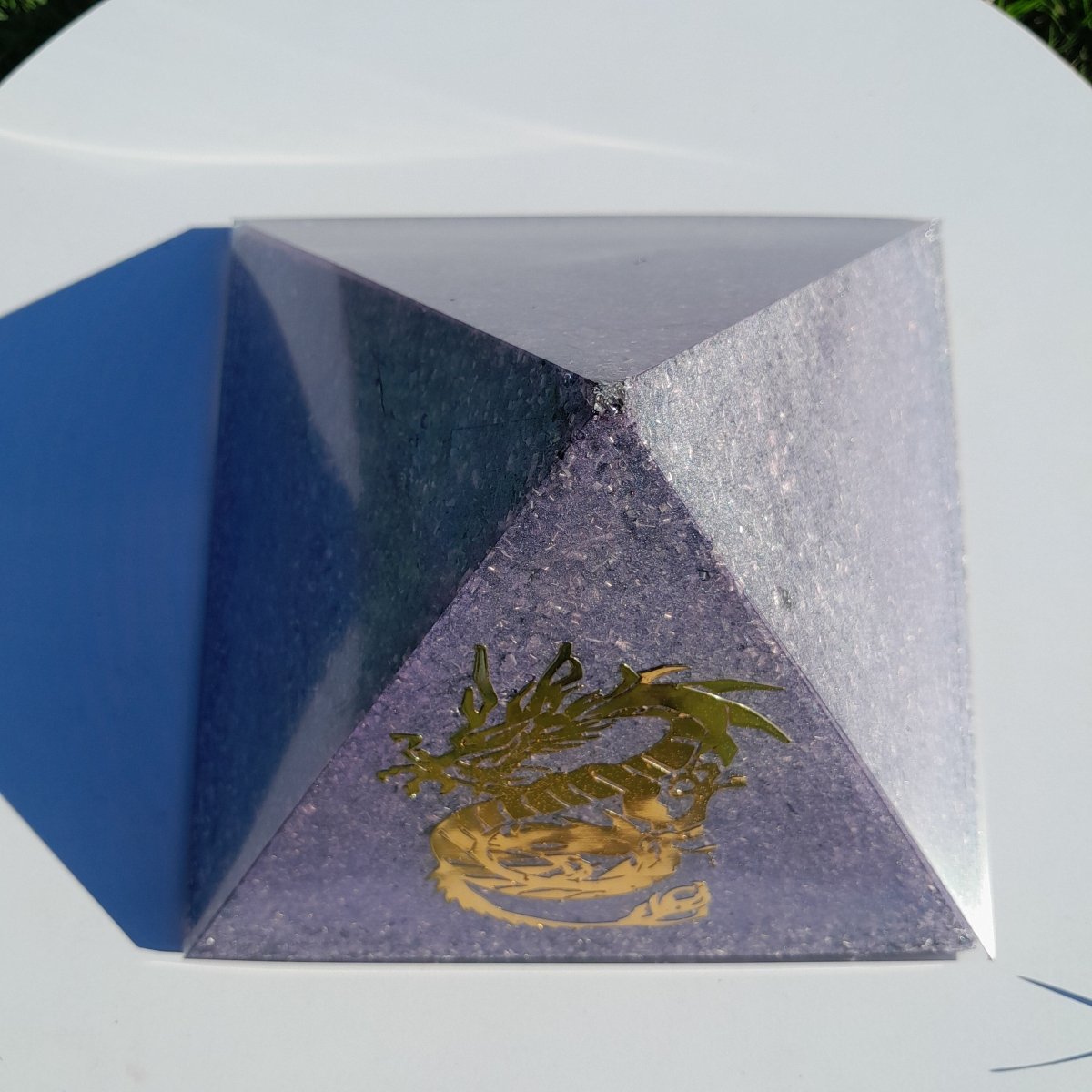 Pirámide Orgonita Violeta con Dragon de Poder– 140mm de Base - Mundo Orgon LTD