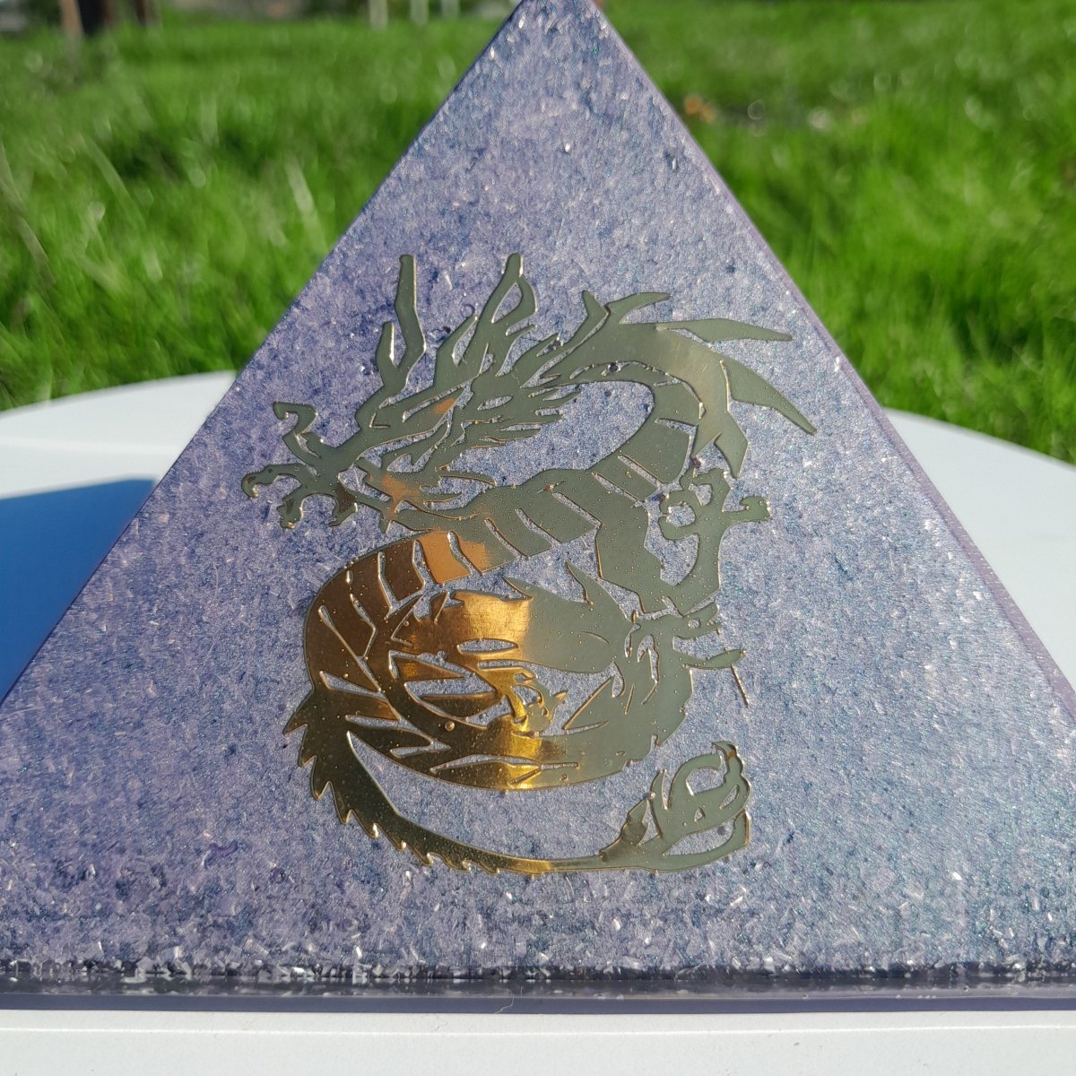 Pirámide Orgonita Violeta con Dragon de Poder– 140mm de Base - Mundo Orgon LTD