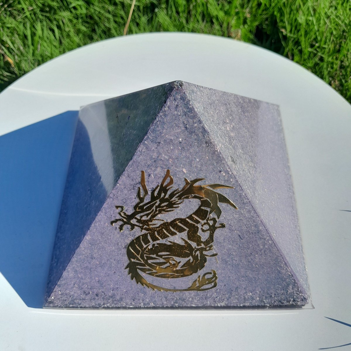Pirámide Orgonita Violeta con Dragon de Poder– 140mm de Base - Mundo Orgon LTD