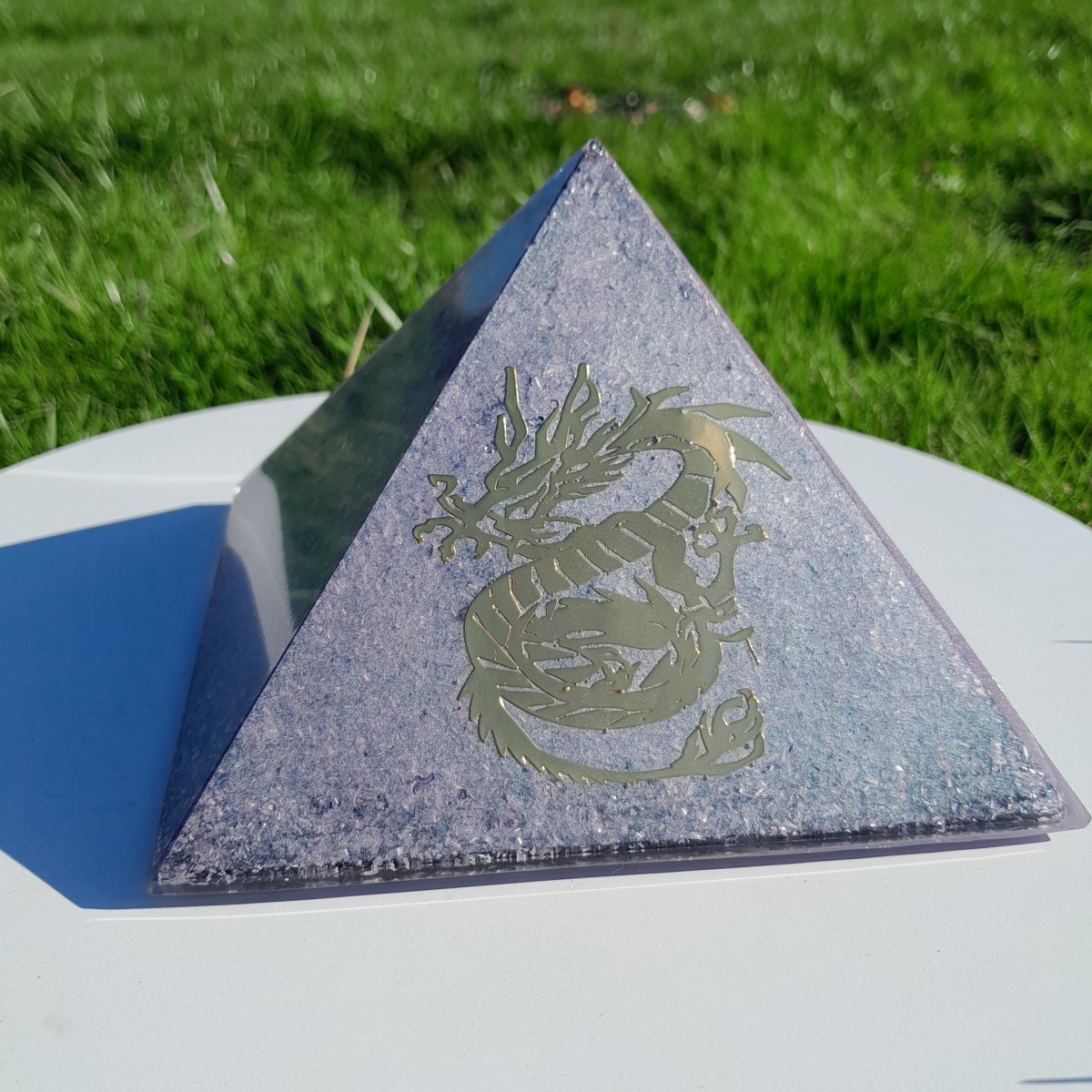 Pirámide Orgonita Violeta con Dragon de Poder– 140mm de Base - Mundo Orgon LTD