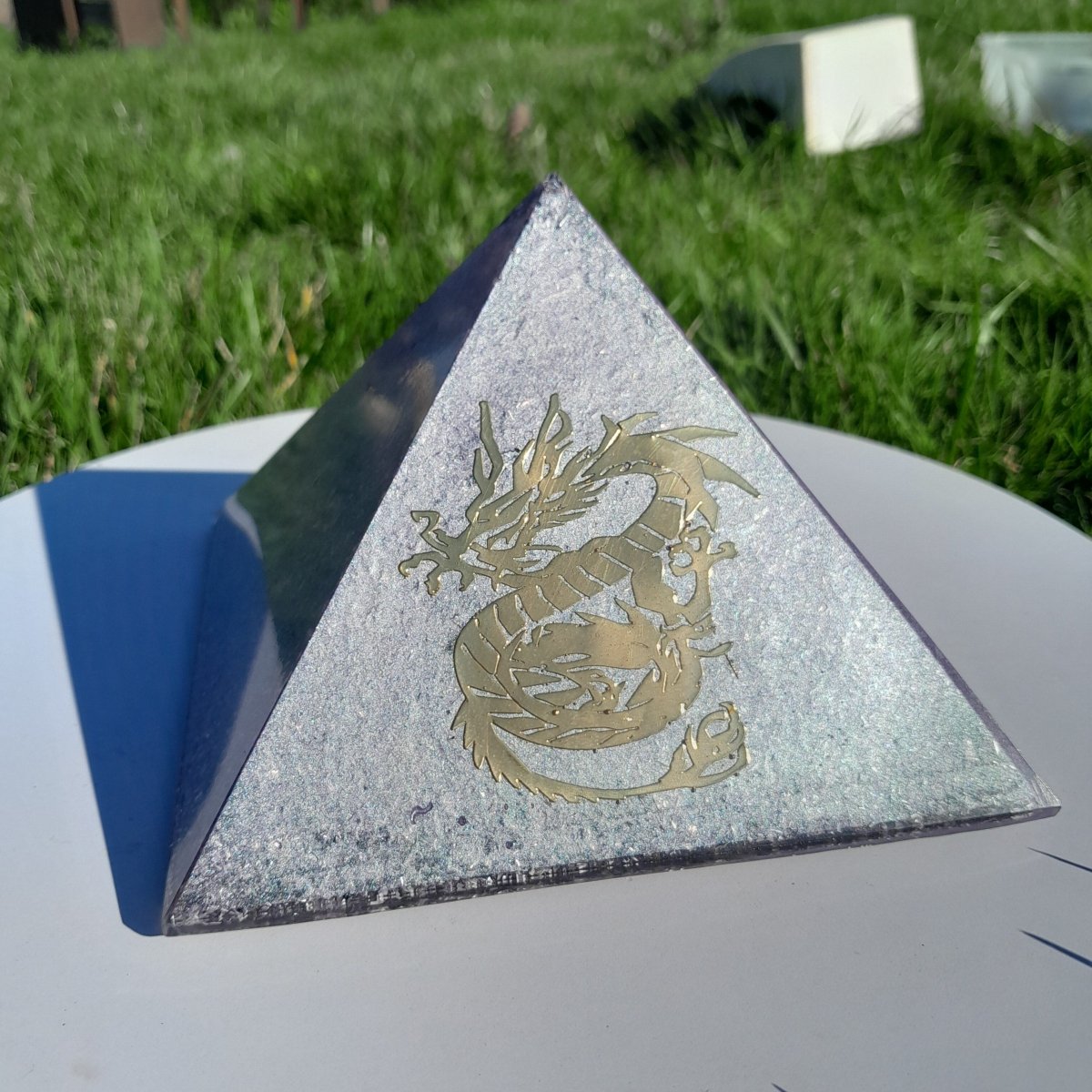 Pirámide Orgonita Violeta con Dragon de Poder– 140mm de Base - Mundo Orgon LTD