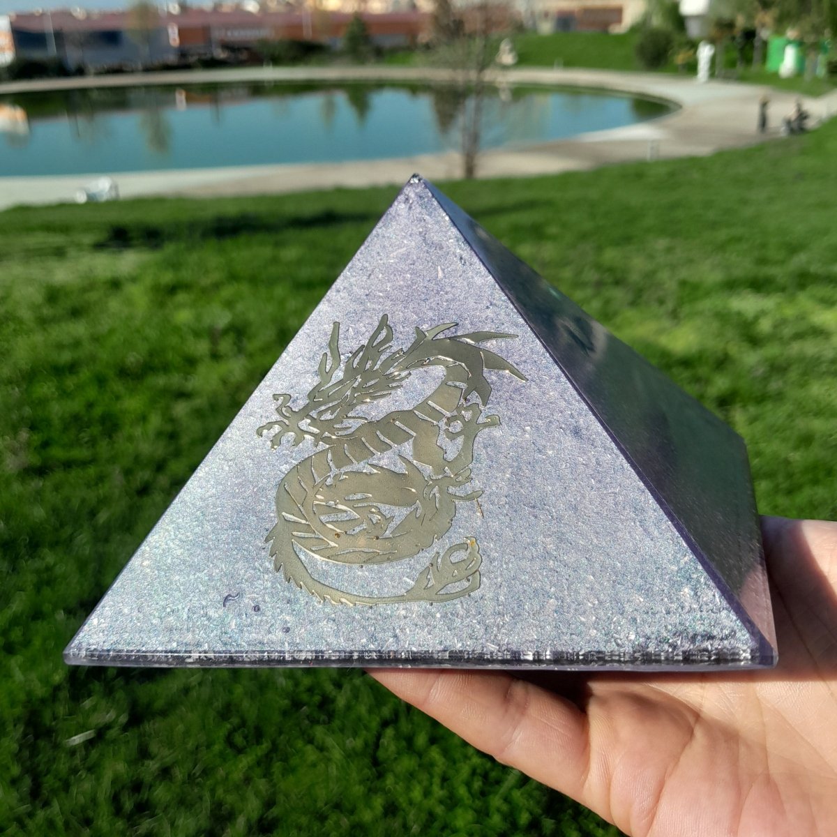 Pirámide Orgonita Violeta con Dragon de Poder– 140mm de Base - Mundo Orgon LTD