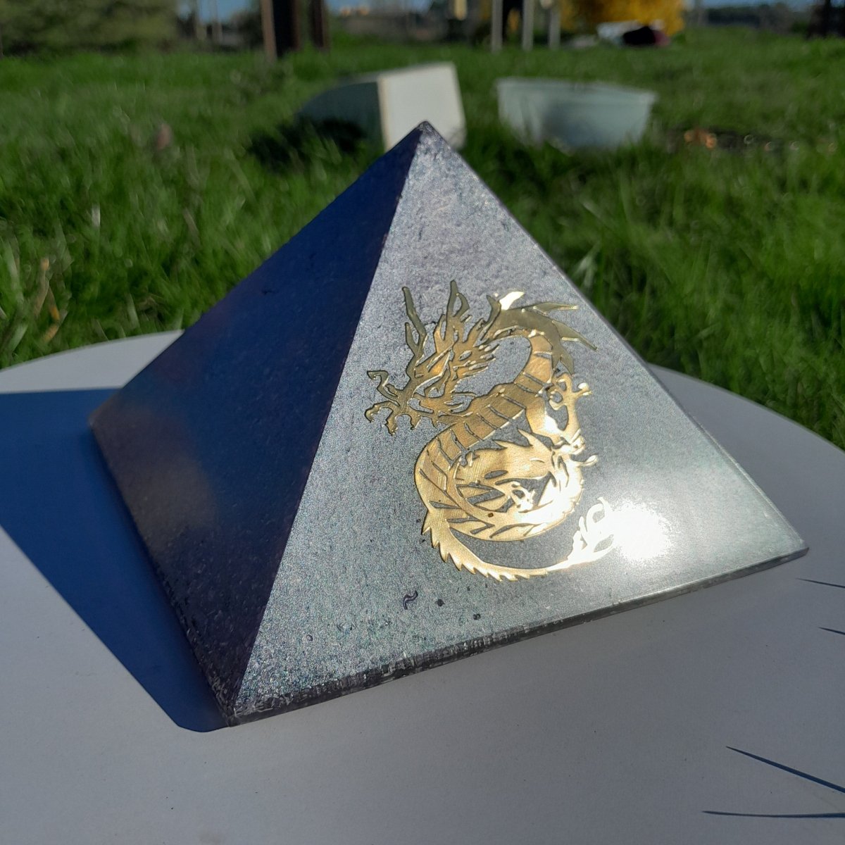 Pirámide Orgonita Violeta con Dragon de Poder– 140mm de Base - Mundo Orgon LTD