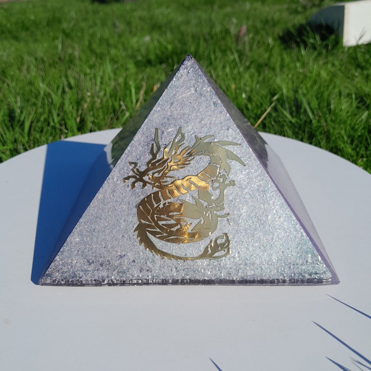 Pirámide Orgonita Violeta con Dragon de Poder– 140mm de Base - Mundo Orgon LTD