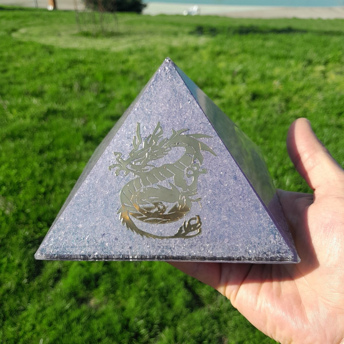 Pirámide Orgonita Violeta con Dragon de Poder– 140mm de Base - Mundo Orgon LTD