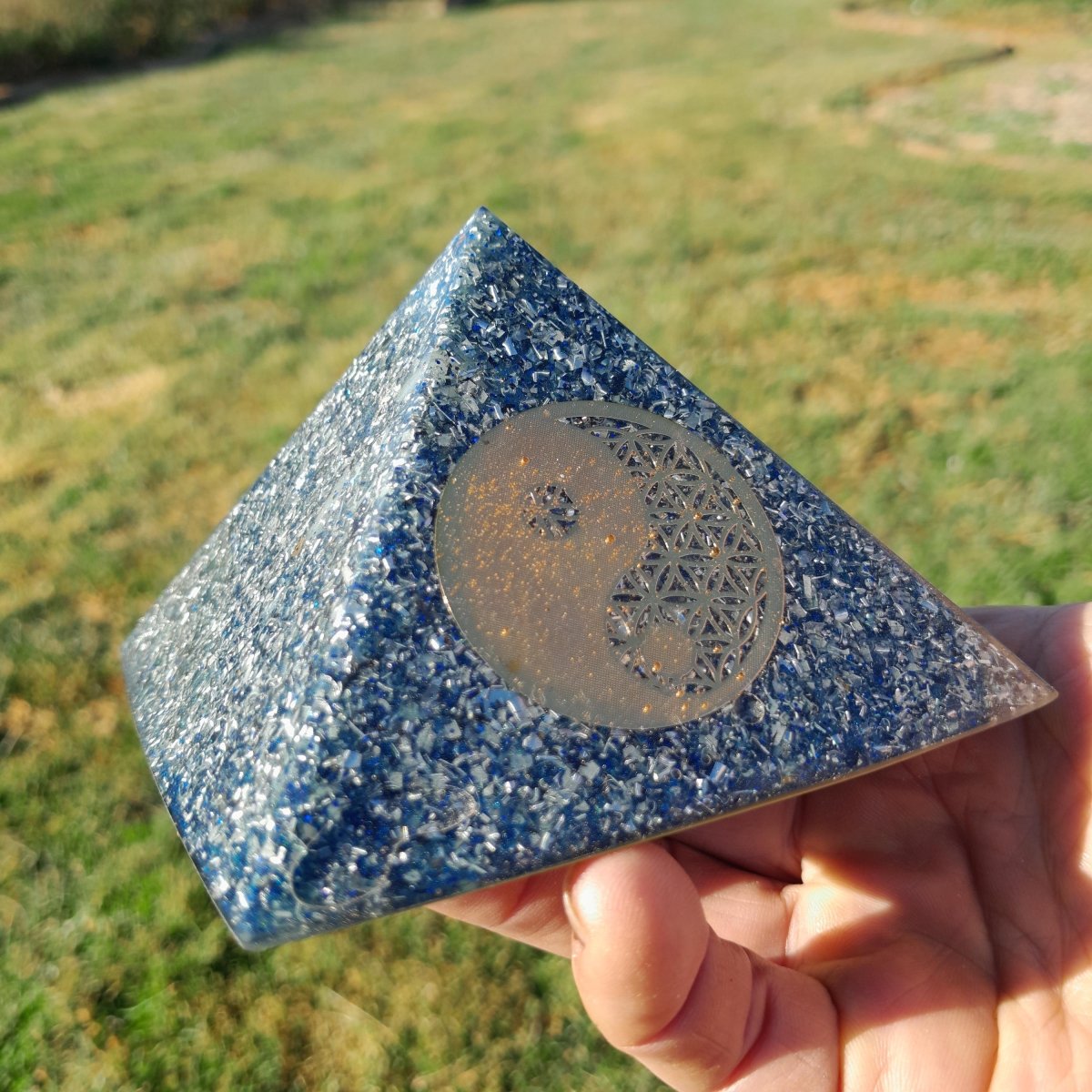 Pirámide Orgonita Yin Yang - 90mm de Base - Mundo Orgon