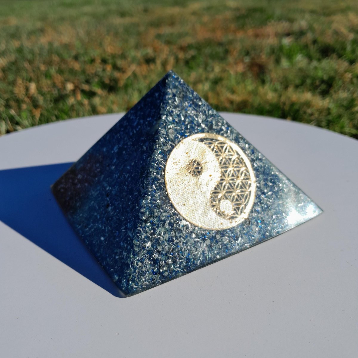Pirámide Orgonita Yin Yang - 90mm de Base - Mundo Orgon