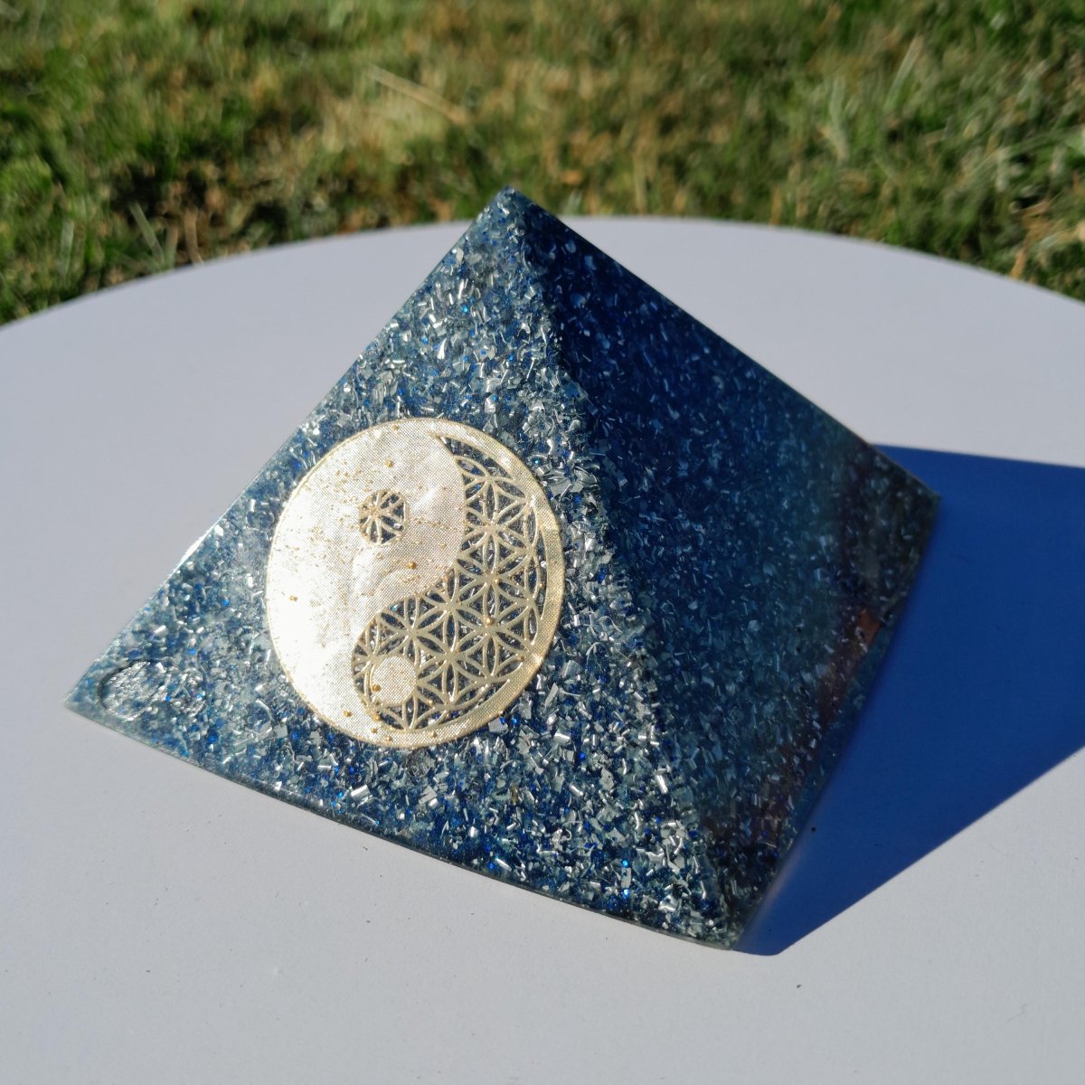 Pirámide Orgonita Yin Yang - 90mm de Base - Mundo Orgon