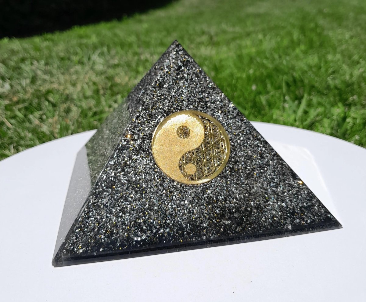 Pirámide Orgonita Yin Yang con Shunguita - 140mm de Base - Mundo Orgon
