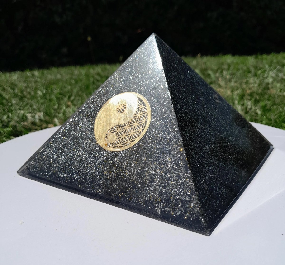 Pirámide Orgonita Yin Yang con Shunguita - 140mm de Base - Mundo Orgon