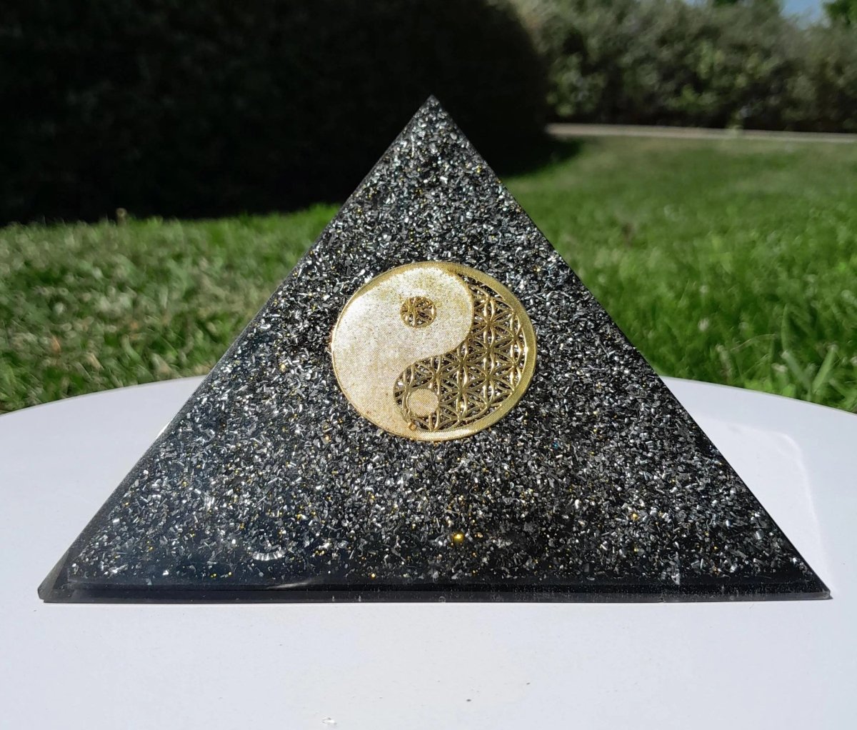 Pirámide Orgonita Yin Yang con Shunguita - 140mm de Base - Mundo Orgon