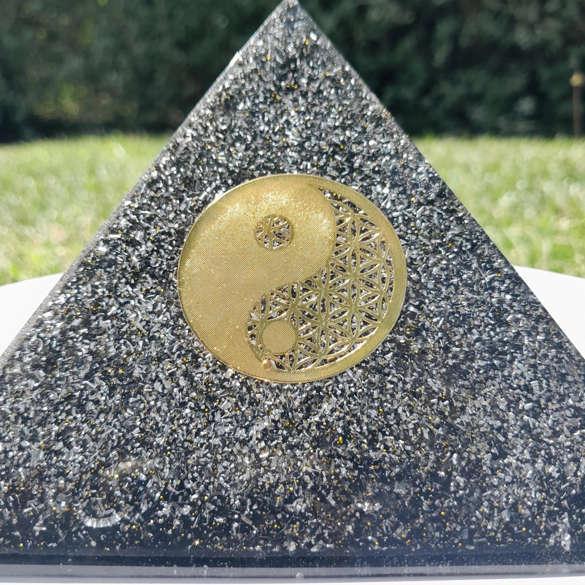 Pirámide Orgonita Yin Yang con Shunguita - 140mm de Base - Mundo Orgon