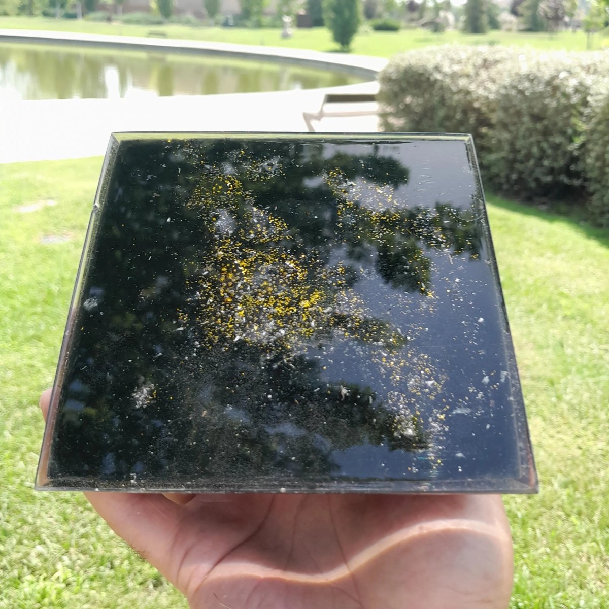 Pirámide Orgonita Yin Yang con Shunguita - 140mm de Base - Mundo Orgon