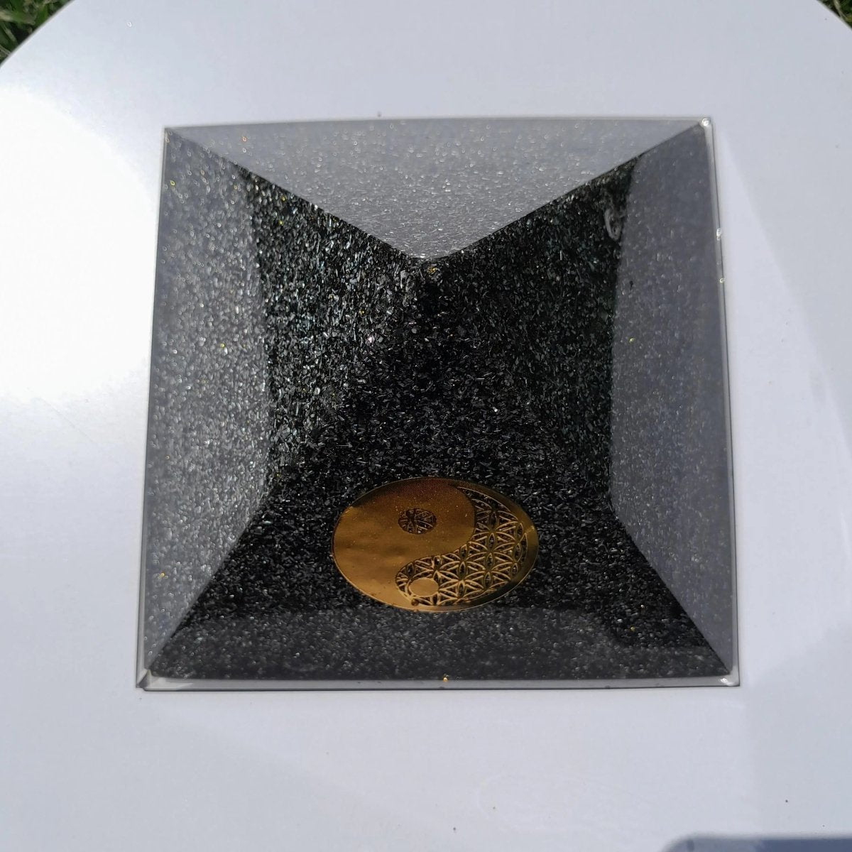 Pirámide Orgonita Yin Yang con Shunguita - 140mm de Base - Mundo Orgon