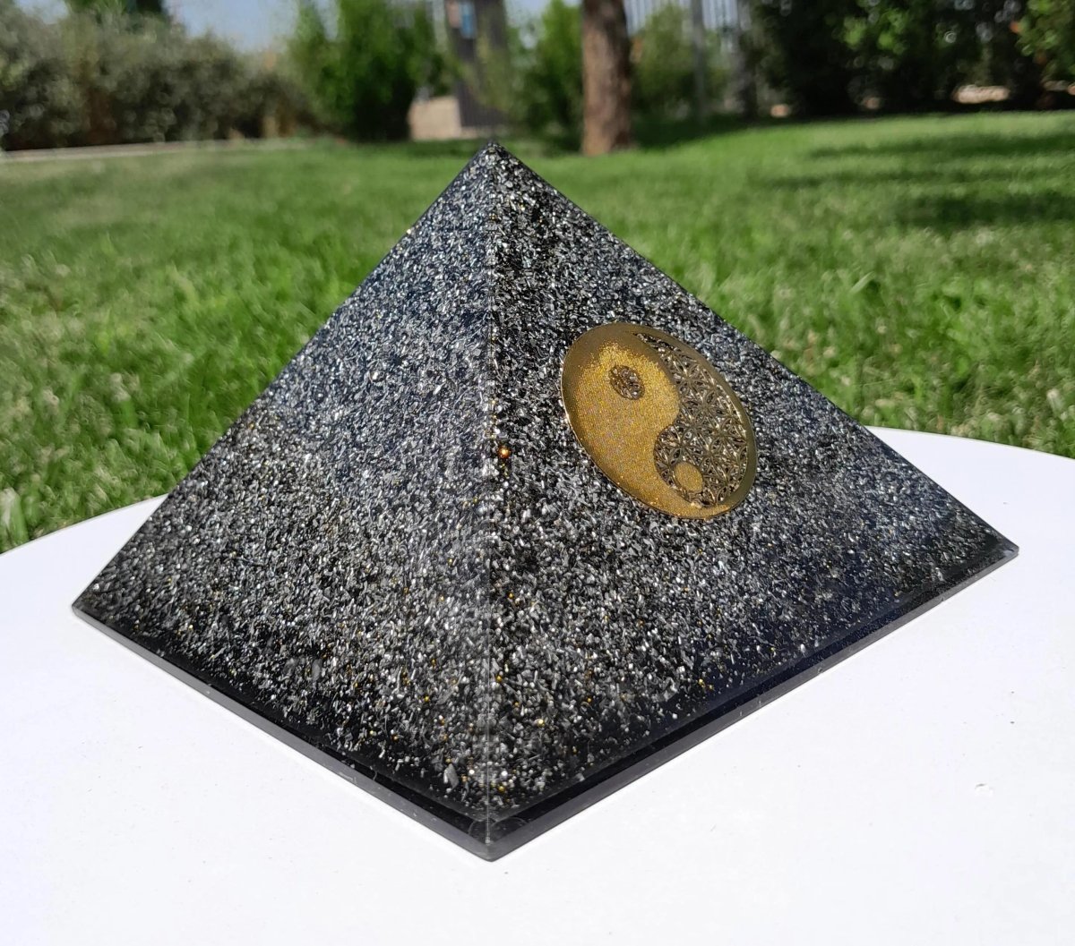 Pirámide Orgonita Yin Yang con Shunguita - 140mm de Base - Mundo Orgon