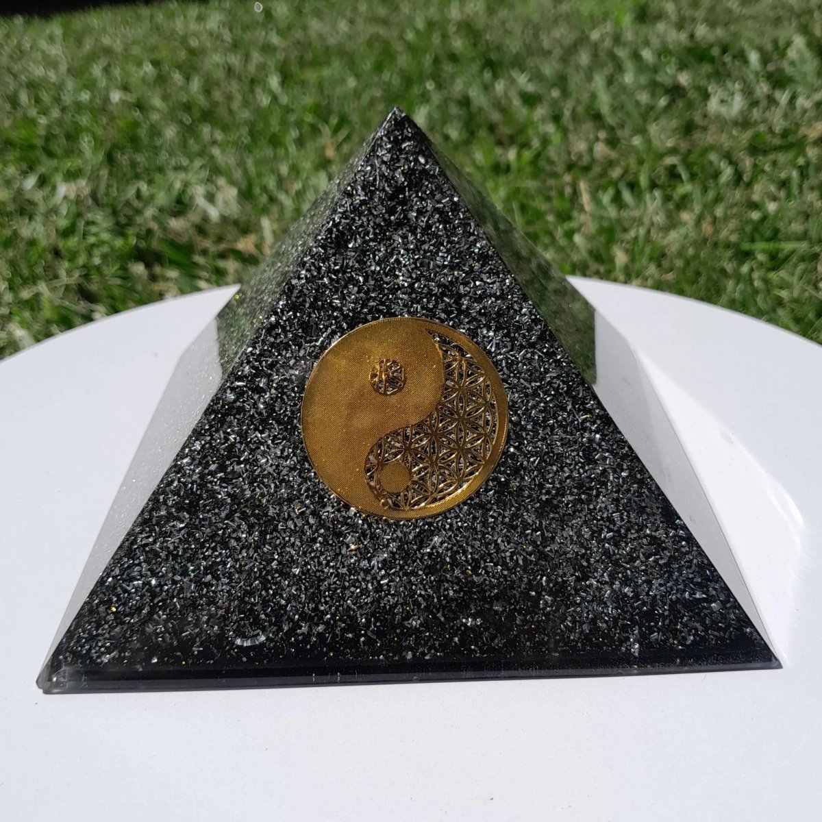 Pirámide Orgonita Yin Yang con Shunguita - 140mm de Base - Mundo Orgon