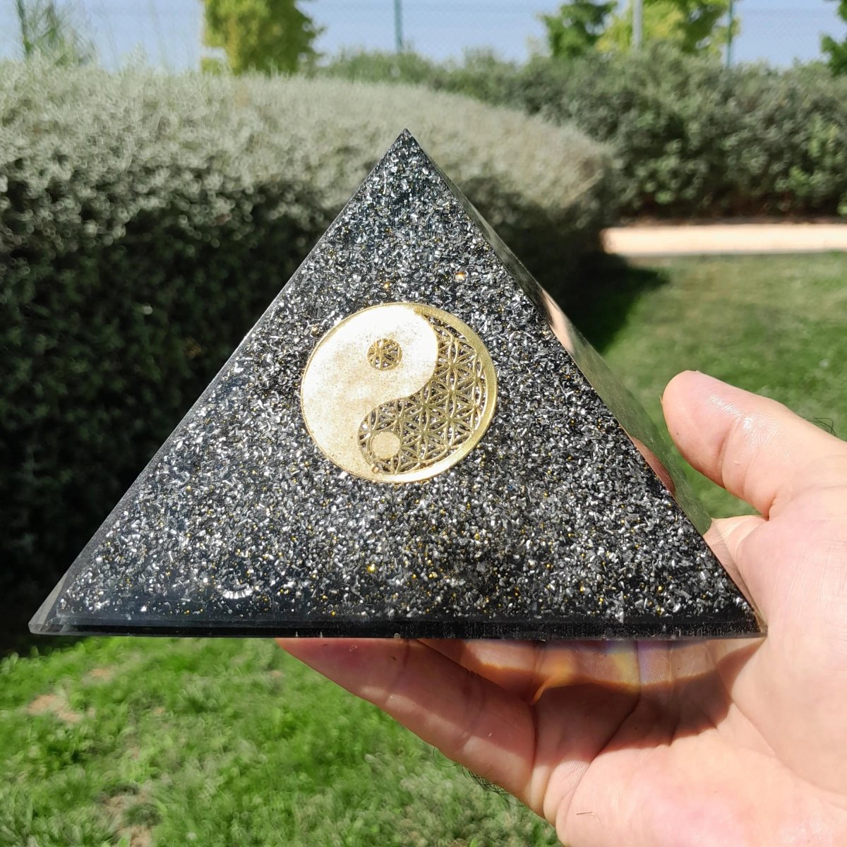 Pirámide Orgonita Yin Yang con Shunguita - 140mm de Base - Mundo Orgon