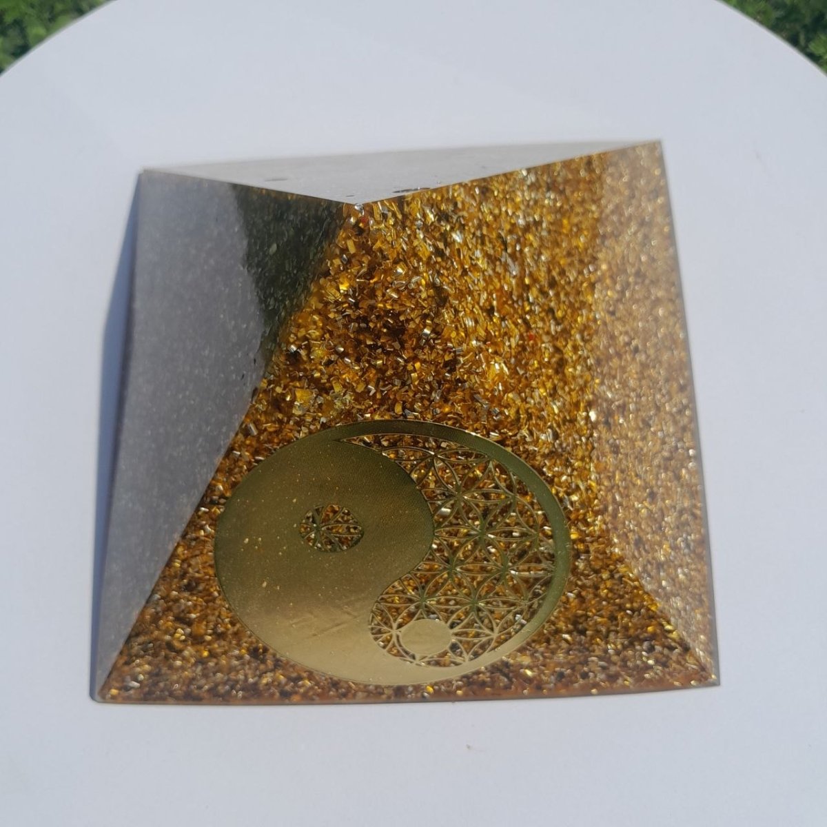 Pirámide Orgonita Yin Yang Marrón - 140mm de Base - Mundo Orgon LTD