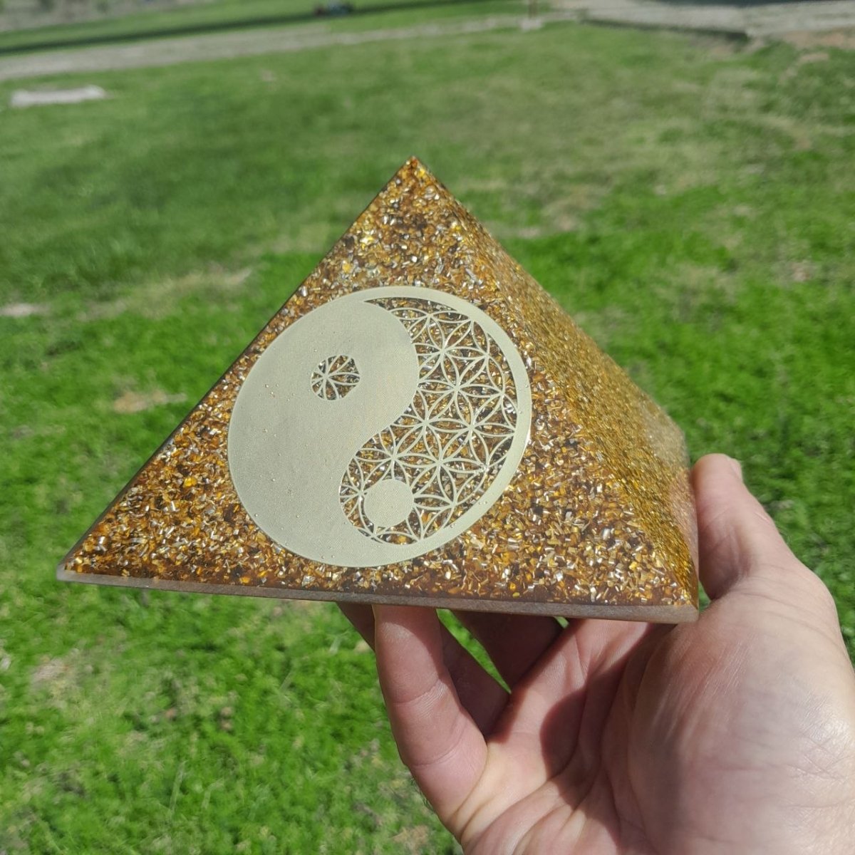 Pirámide Orgonita Yin Yang Marrón - 140mm de Base - Mundo Orgon LTD