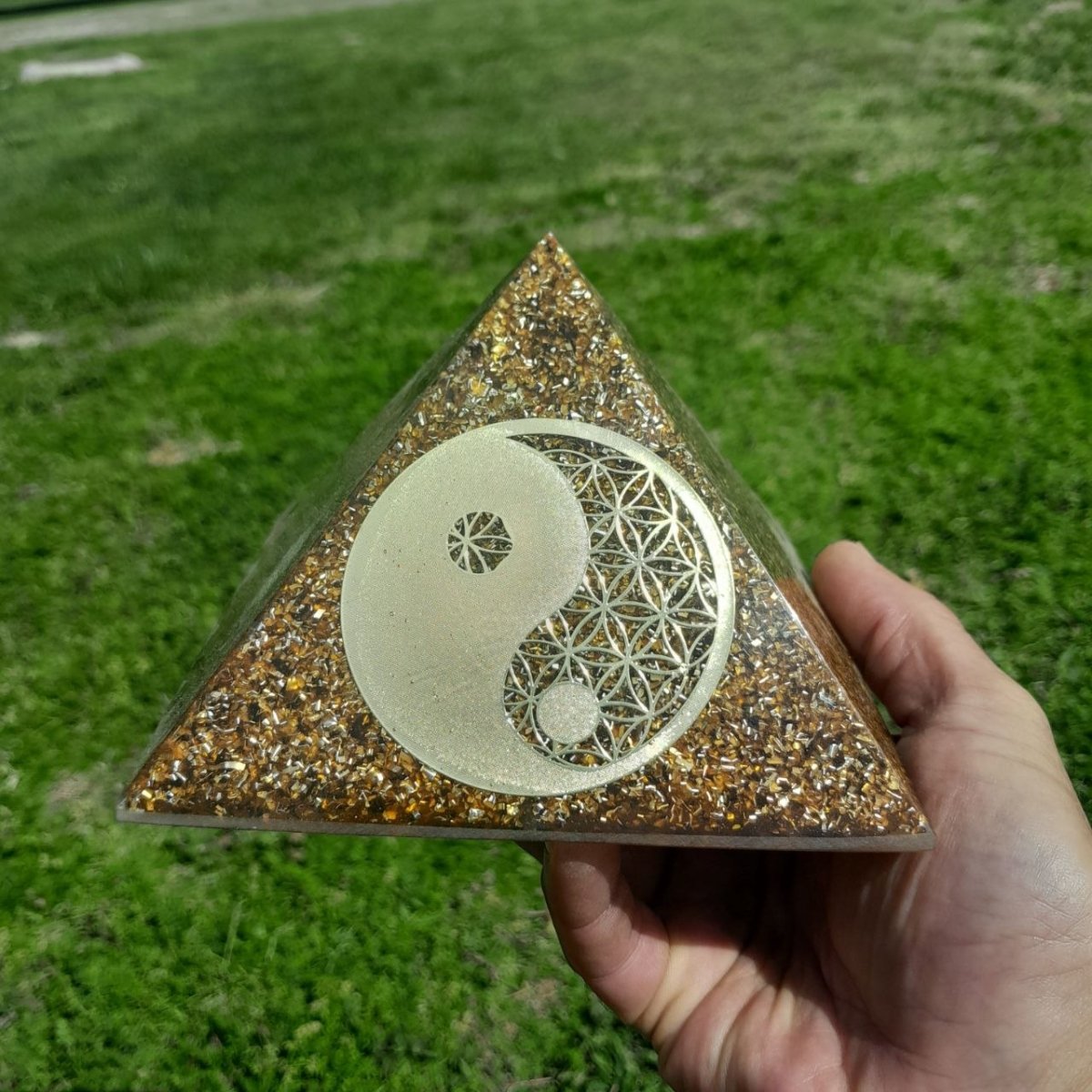 Pirámide Orgonita Yin Yang Marrón - 140mm de Base - Mundo Orgon LTD