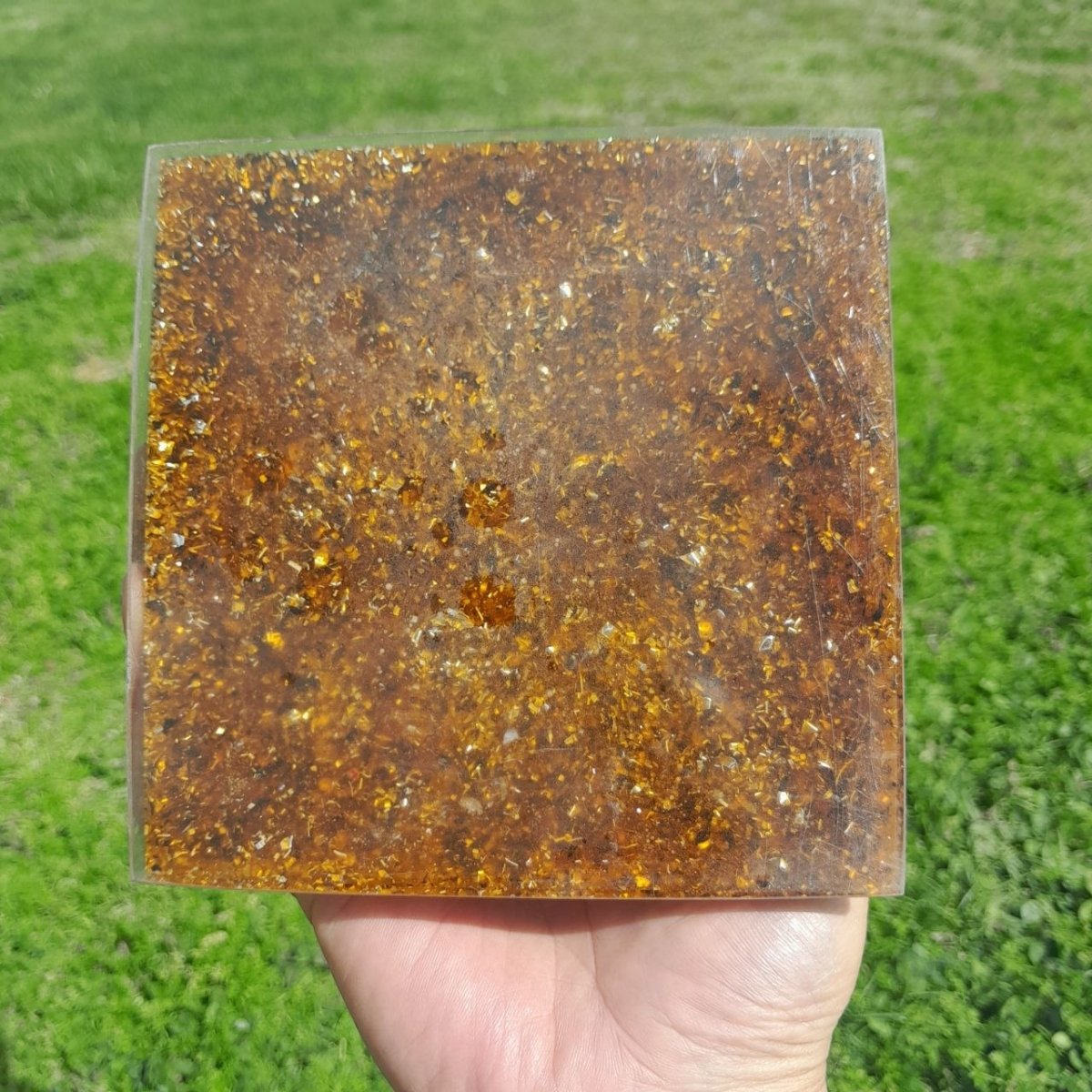 Pirámide Orgonita Yin Yang Marrón - 140mm de Base - Mundo Orgon LTD