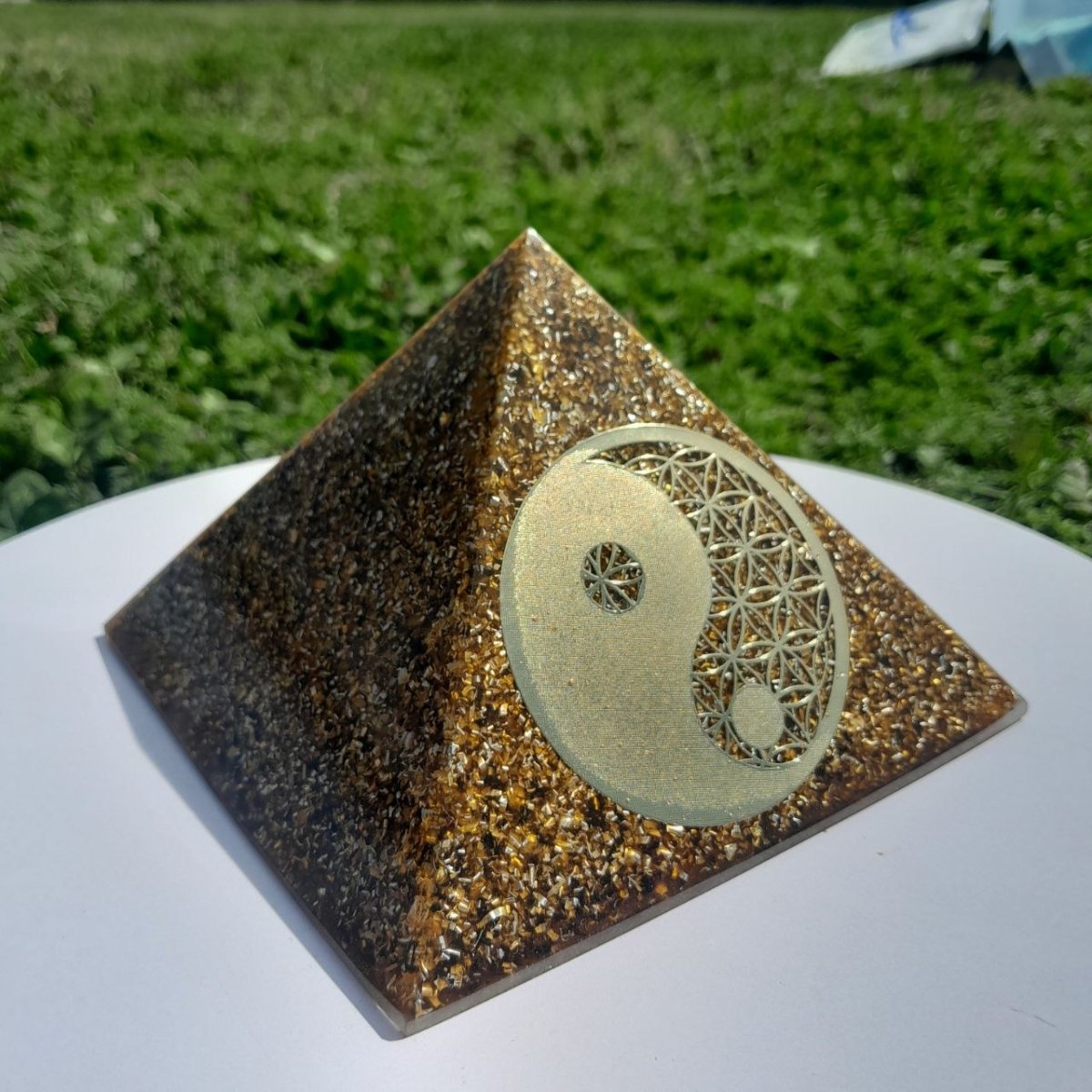 Pirámide Orgonita Yin Yang Marrón - 140mm de Base - Mundo Orgon LTD