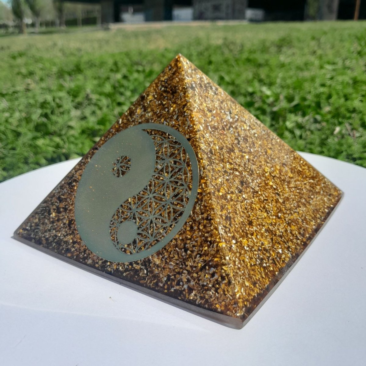 Pirámide Orgonita Yin Yang Marrón - 140mm de Base - Mundo Orgon LTD