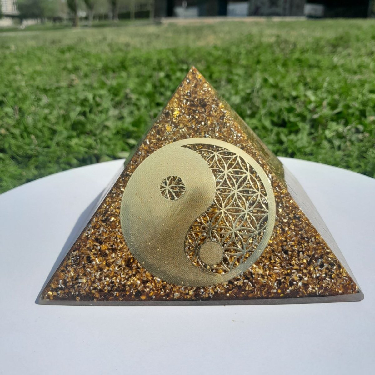 Pirámide Orgonita Yin Yang Marrón - 140mm de Base - Mundo Orgon LTD