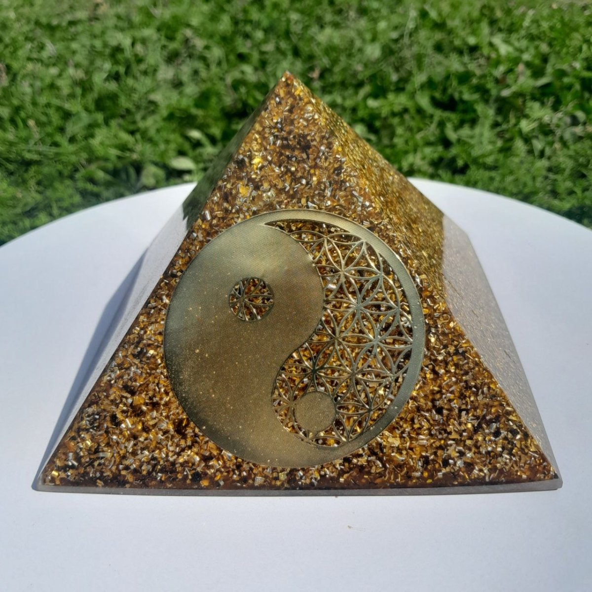 Pirámide Orgonita Yin Yang Marrón - 140mm de Base - Mundo Orgon LTD