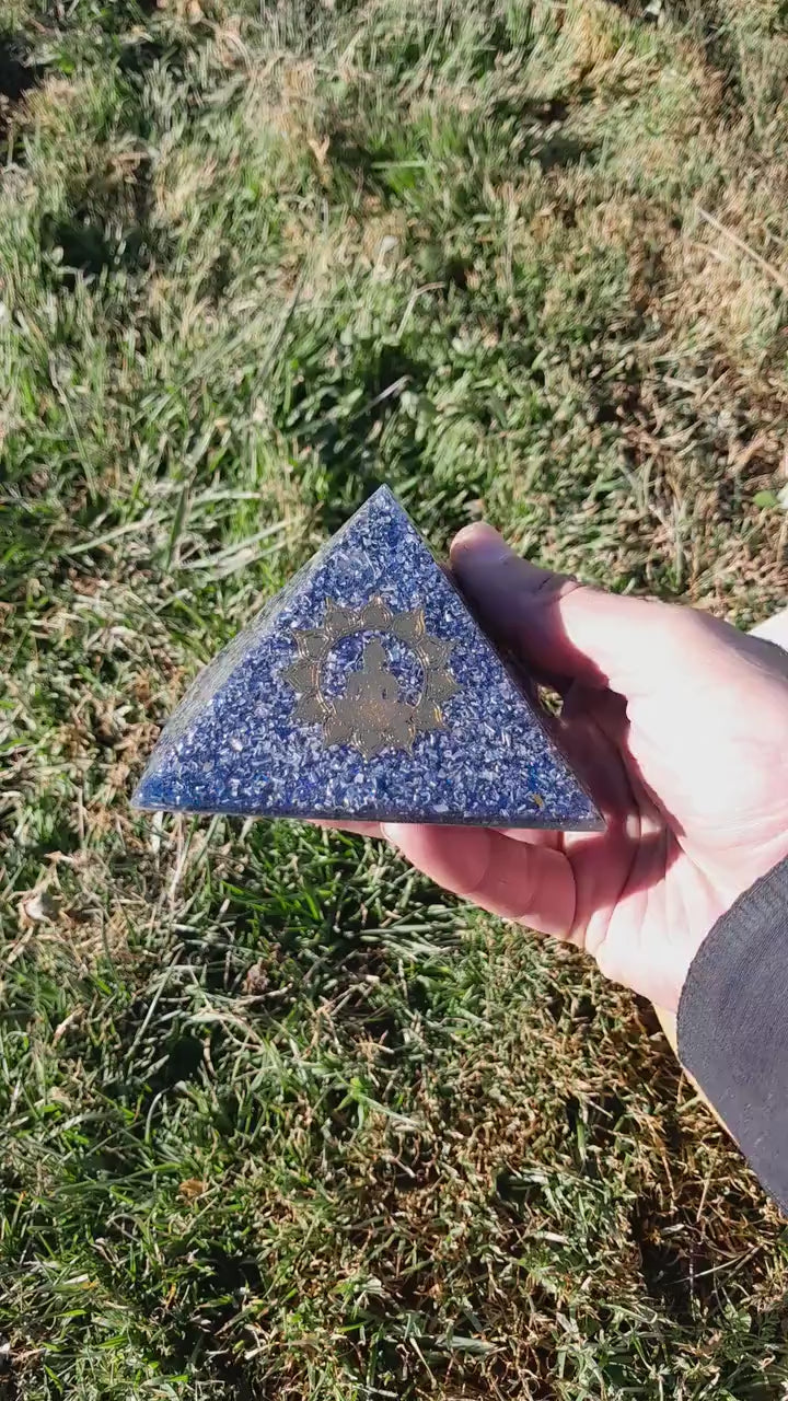 Pirámide Orgonita Buda Azul- 90mm de Base- Dispositivo Energético Hecho a Mano