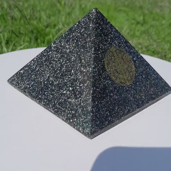 Pirámide Orgonita Flor de la Vida con Shungita- 120mm Base- Energía Positiva, Protección y Decoración Espiritual