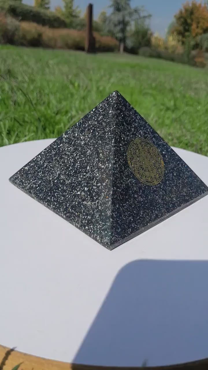 Pirámide Orgonita Flor de la Vida con Shungita- 120mm Base- Energía Positiva, Protección y Decoración Espiritual