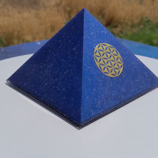 Pirámide Orgonita Flor de la Vida Azul 120mm Base | Energía Positiva, Protección y Decoración Espiritual