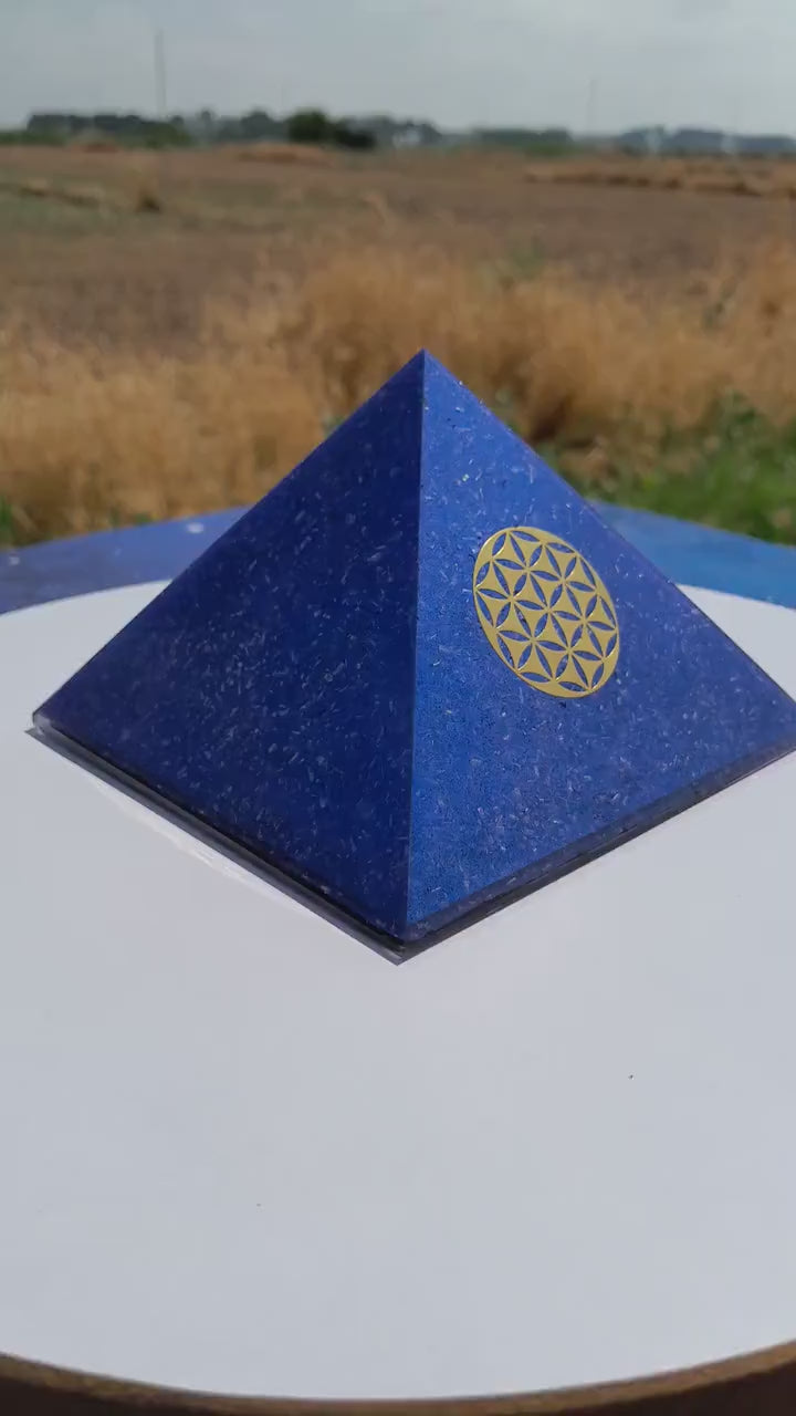 Pirámide Orgonita Flor de la Vida Azul 120mm Base | Energía Positiva, Protección y Decoración Espiritual
