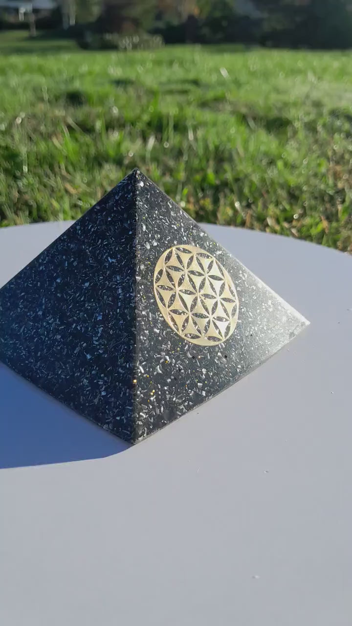 Pirámide Orgonita Flor de la Vida con Shungita- 90mm de Base- Dispositivo Energético