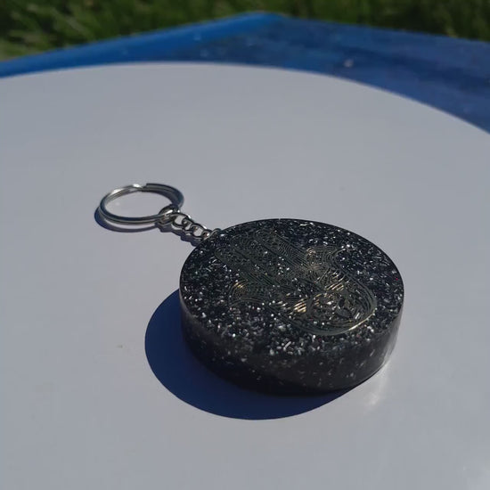 Llavero Orgonita mano de Fátima con Shunguita- Orgonite Keychain