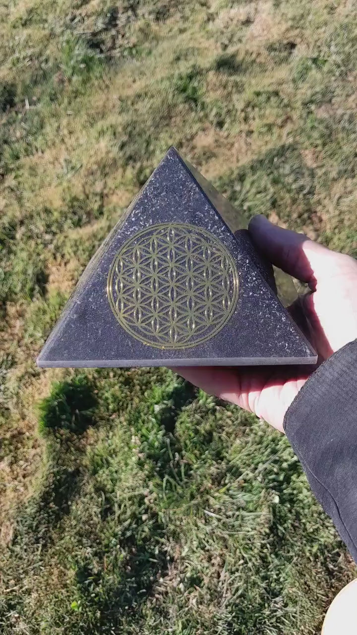 Pirámide Orgonita Flor de la Vida con Shungita- 140mm de Base- Orgone Pyramid