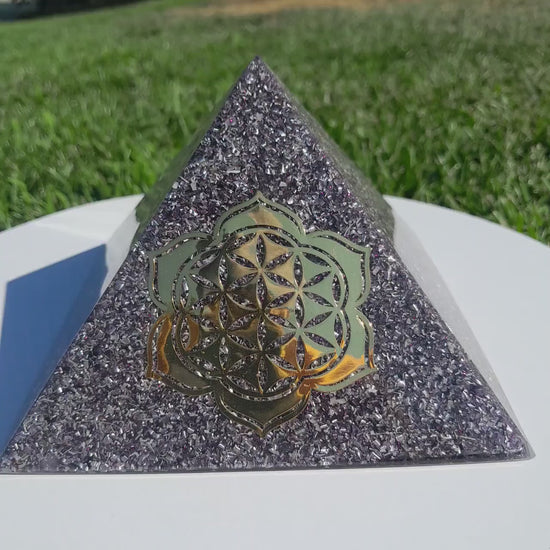 Pirámide Orgonita Flor de Loto con Flor de la Vida Violeta- 140mm de Base- Orgone Pyramid