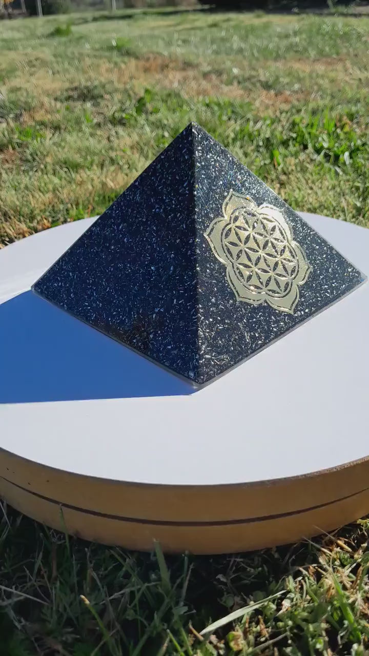 Pirámide Orgonita Flor de Loto con Flor de la Vida con Shungita- 140mm de Base- Orgone Pyramid