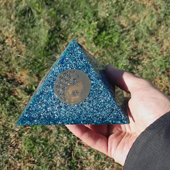 Pirámide Orgonita Ying Yang Azul 120mm Base | Energía Positiva, Protección y Decoración Espiritual