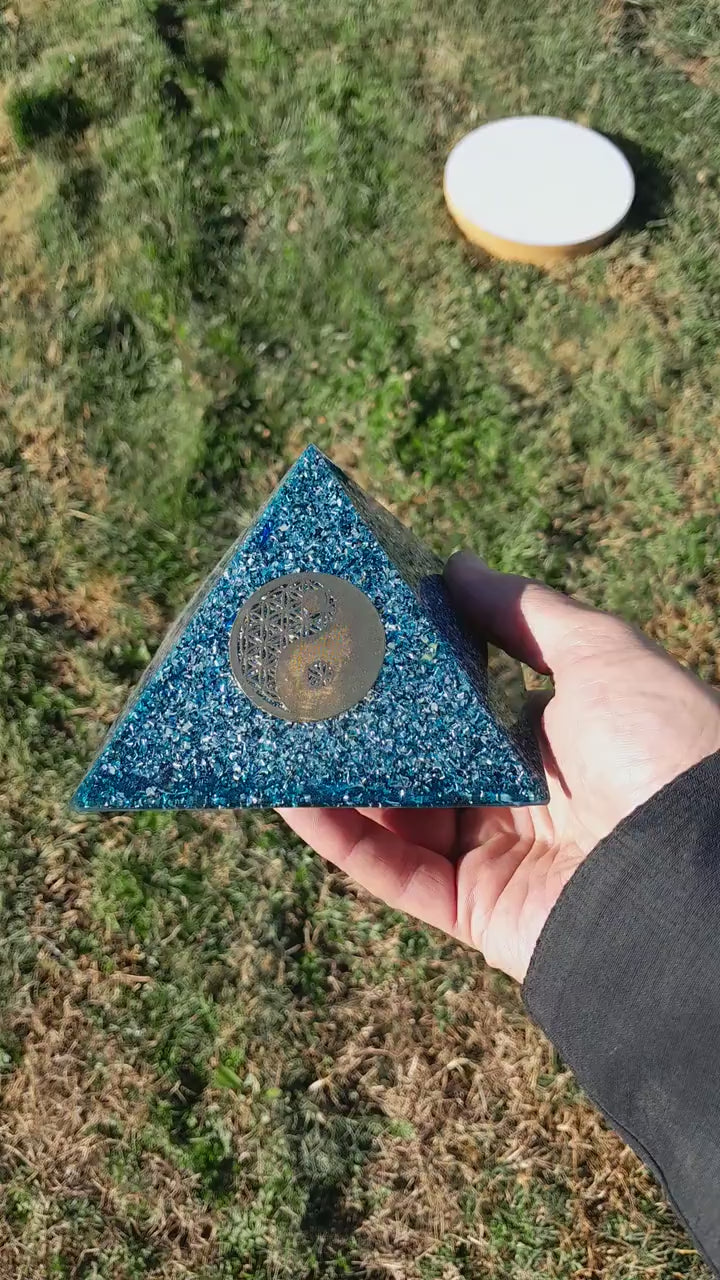 Pirámide Orgonita Ying Yang Azul 120mm Base | Energía Positiva, Protección y Decoración Espiritual