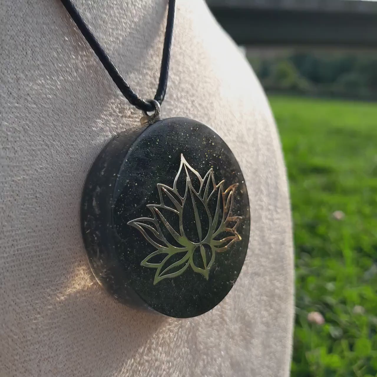 Colgante Orgonita Flor de Loto con Shungita | Protección 5G, EMF, Energía Orgon, Hecho a Mano