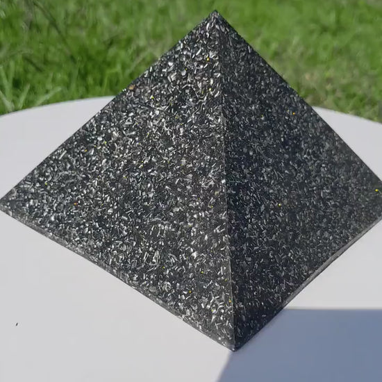 Pirámide Orgonita Basica con Shungita - 120mm Base- Energía Positiva, Protección y Decoración Espiritual