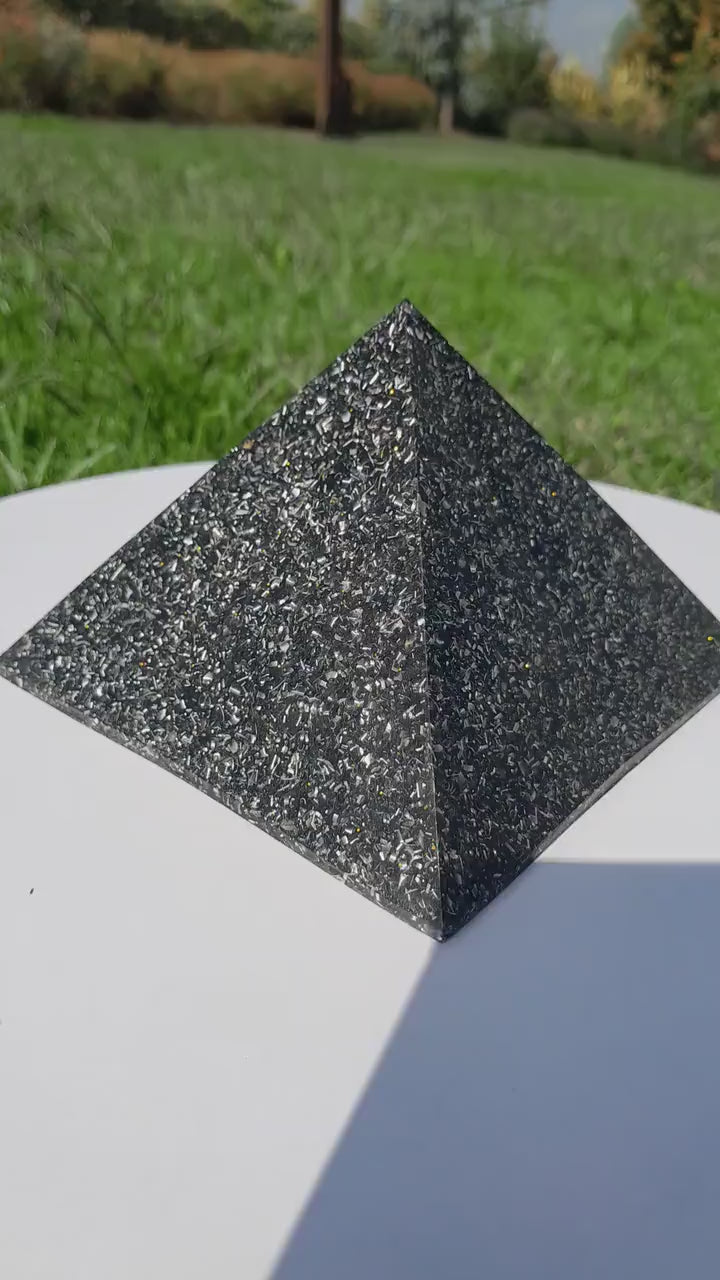 Pirámide Orgonita Basica con Shungita - 120mm Base- Energía Positiva, Protección y Decoración Espiritual