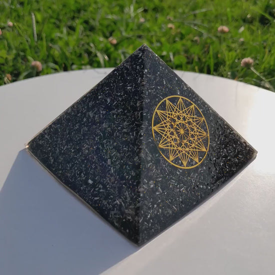 Pirámide Orgonita estrella de 12 Puntas con Shungit- 90mm de Base