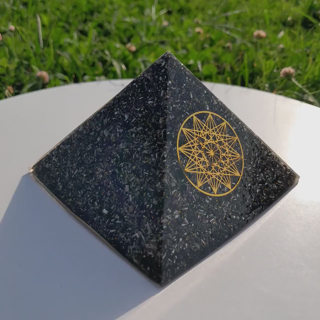 Pirámide Orgonita estrella de 12 Puntas con Shungit- 90mm de Base