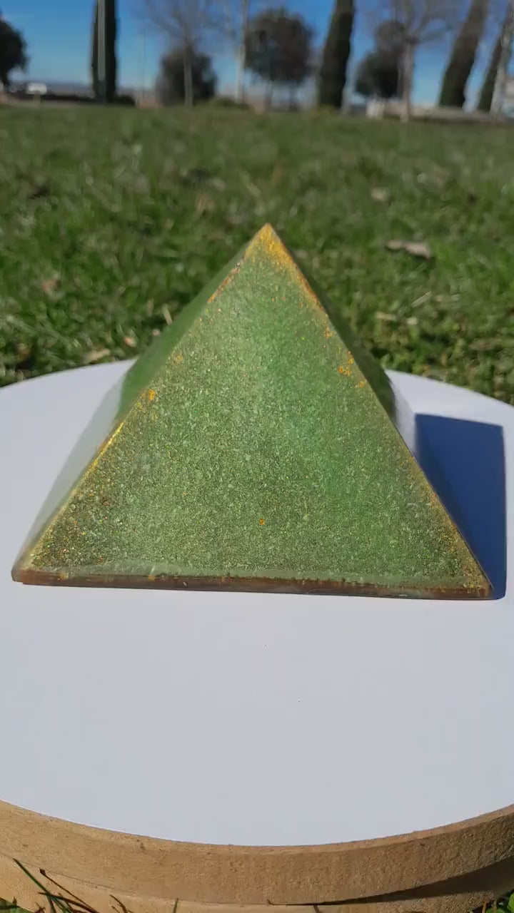 Pirámide Orgonita Verde- Protección 5G- 140mm de Base- Orgone Energy