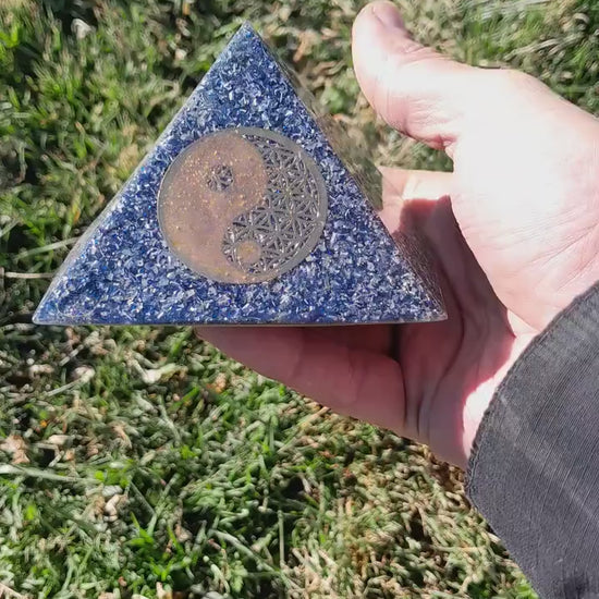 Pirámide Orgonita Yin Yang- 90mm de Base- Protección EMF 5G- Hecha a Mano