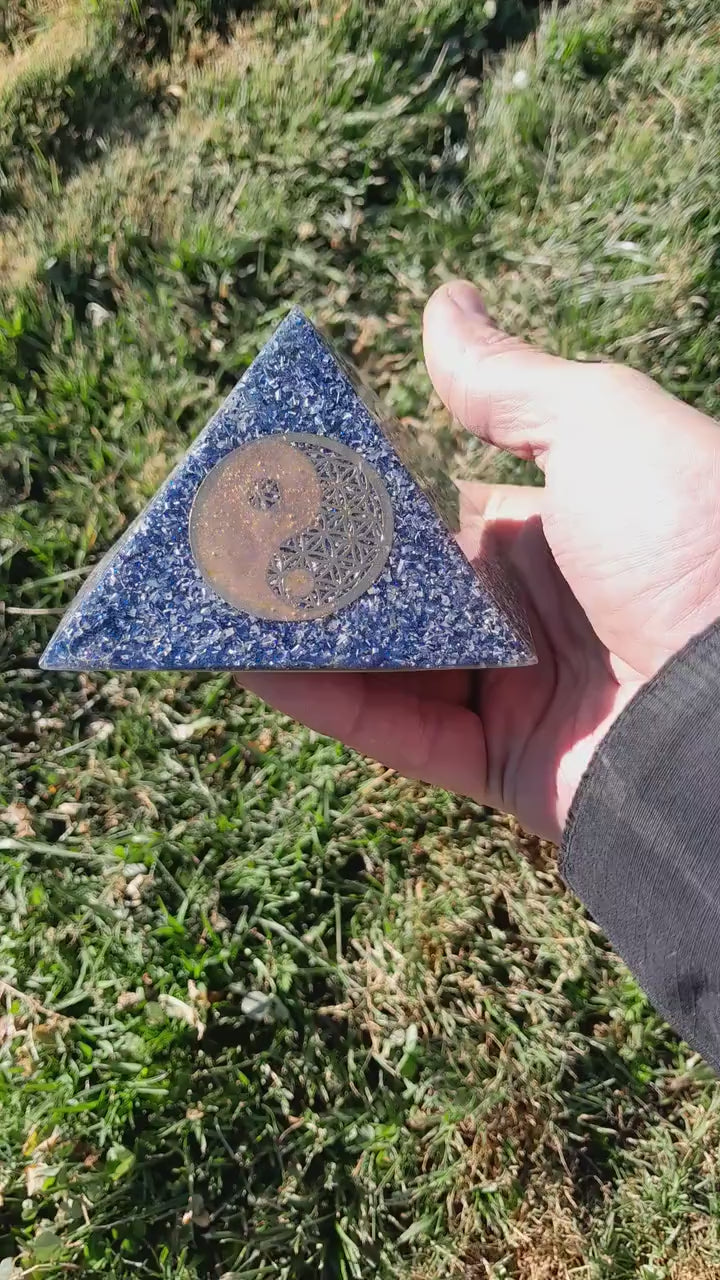 Pirámide Orgonita Yin Yang- 90mm de Base- Protección EMF 5G- Hecha a Mano