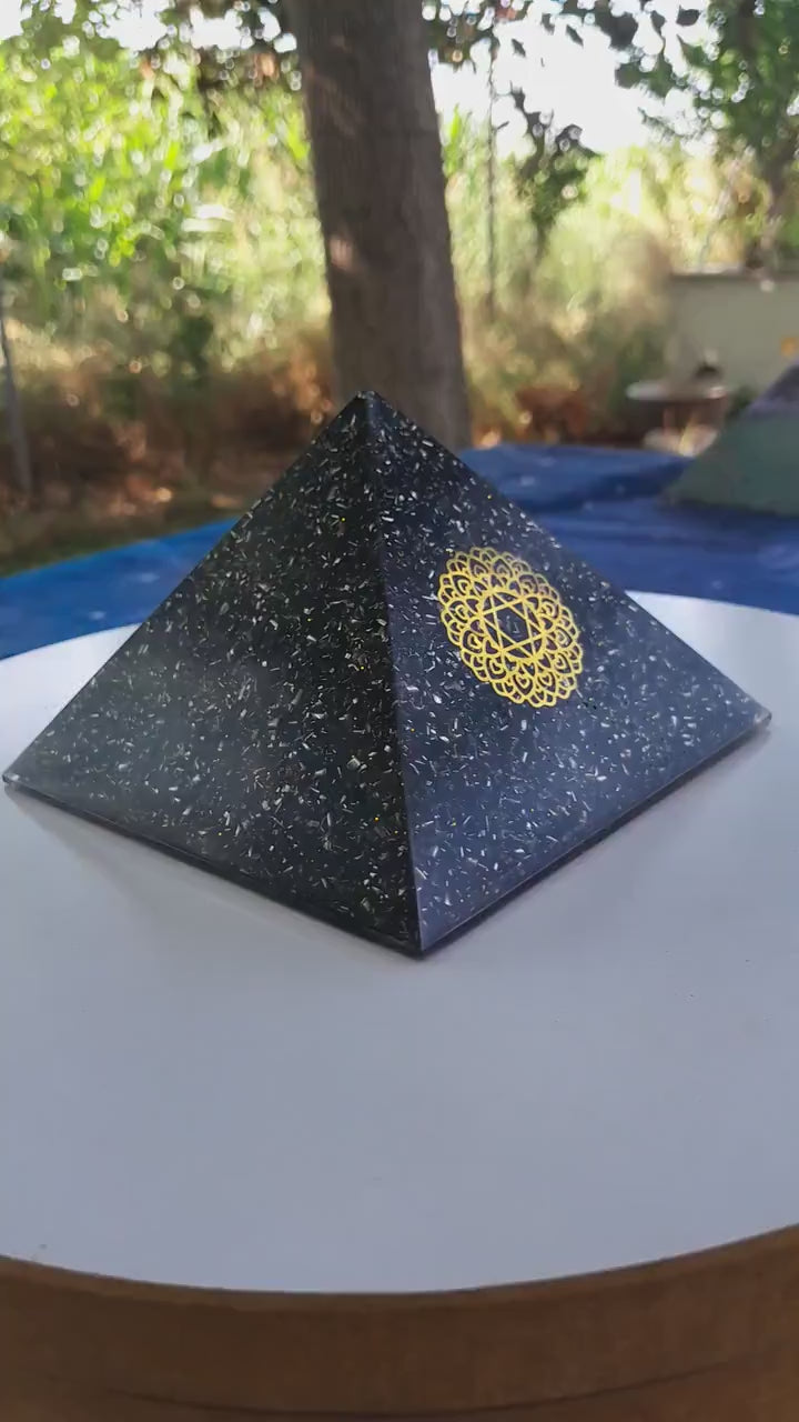 Pirámide Orgonita Estrella de 6 Puntas- 120mm Base- Energía Positiva, Protección y Decoración Espiritual